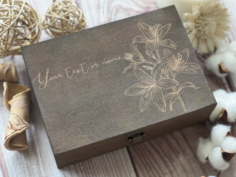 Schönheit Lilie Blume, personalisierte Holzbox für Frauen, Erinnerungsbox, Geschenkbox für Freundin, benutzerdefinierte Boxen, Liebesbox, Andenkenbox Bild 1