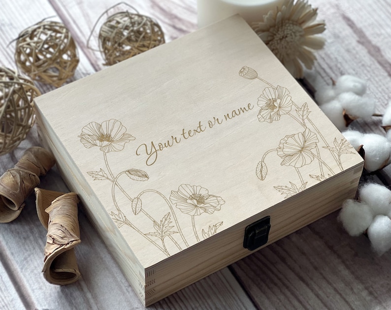 Pu&ograve; includere: Una scatola di legno con un coperchio incernierato e una chiusura. La scatola &egrave; decorata con un motivo floreale di papaveri e il testo "Your text or name".