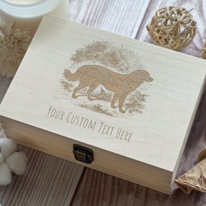 Puede incluir: Una caja de madera con una imagen grabada de un perro. La caja tiene una tapa con bisagras y un cierre de latón. El texto "Your Custom Text Here" está grabado en la parte delantera de la caja.