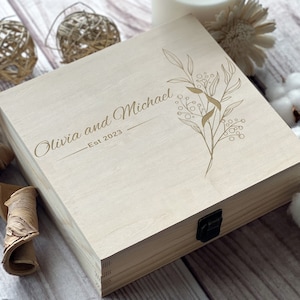 Ensemble pour toujours : boîte à souvenirs de mariage en bois gravée personnalisée - Cherish Your Love and Memories