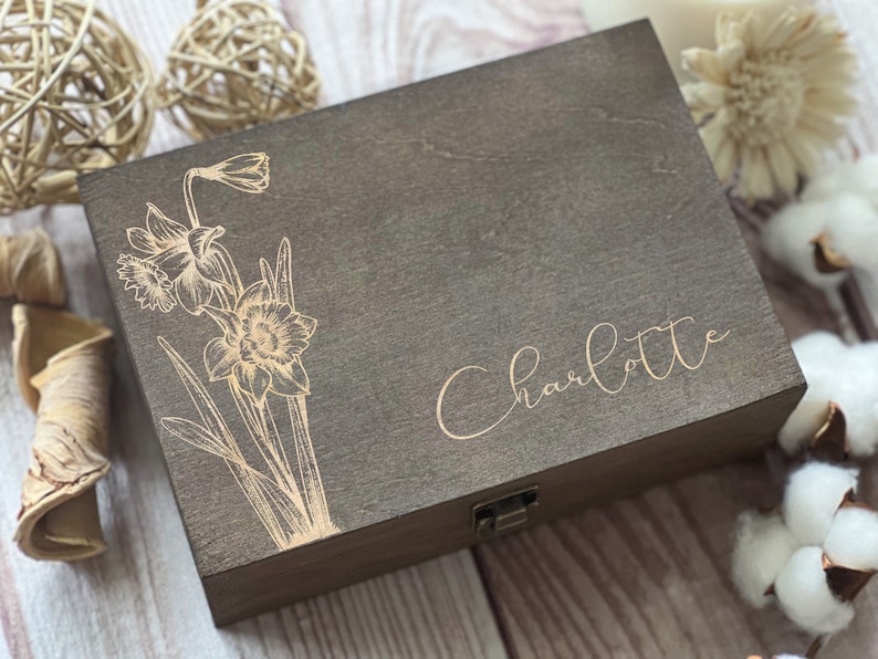 Personalized Wooden Box with Engraving Bridesmaid Gifts, Birthday Gifts for Her, Jewelry Organizer March flower, Daffodil 画像 3