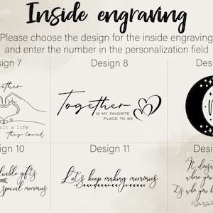 Pu&ograve; includere: Un grafico che mostra 10 diversi design per l'incisione interna. I design includono testo e immagini come cuori, frecce e una luna. Il testo include frasi come "Insieme &egrave; il mio posto preferito per essere" e "I nostri doni pi&ugrave; preziosi sono i nostri ricordi speciali".