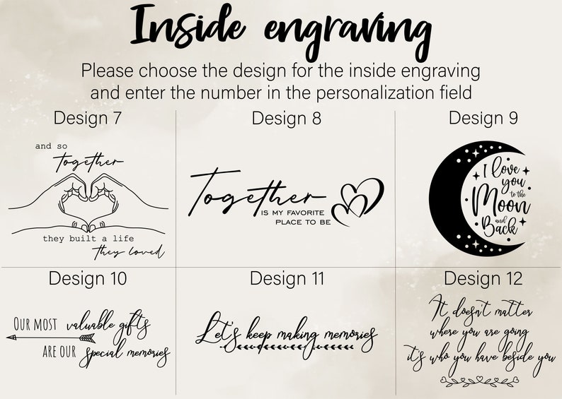 Pu&ograve; includere: Un grafico che mostra 10 diversi design per l'incisione interna. I design includono testo e immagini come cuori, frecce e una luna. Il testo include frasi come "Insieme &egrave; il mio posto preferito per essere" e "I nostri doni pi&ugrave; preziosi sono i nostri ricordi speciali".