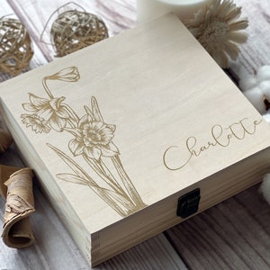 Personalized Wooden Box with Engraving Bridesmaid Gifts, Birthday Gifts for Her, Jewelry Organizer March flower, Daffodil 画像 5