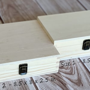 Pu&ograve; includere: Due scatole di legno con coperchi e chiusure in ottone. La scatola pi&ugrave; grande misura 8,5 pollici per 8 pollici per 2,5 pollici. La scatola pi&ugrave; piccola misura 8,5 pollici per 6 pollici per 3 pollici.