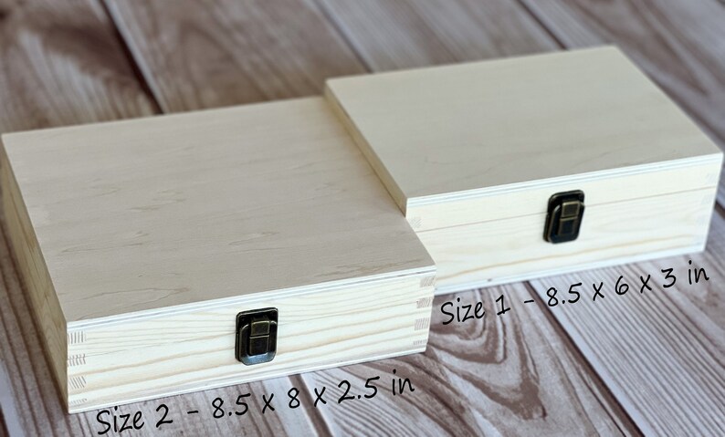 Pu&ograve; includere: Due scatole di legno con coperchi e chiusure in ottone. La scatola pi&ugrave; grande misura 8,5 pollici per 8 pollici per 2,5 pollici. La scatola pi&ugrave; piccola misura 8,5 pollici per 6 pollici per 3 pollici.