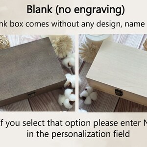 Pu&ograve; includere: Due scatole di legno, una marrone e una in legno naturale, con i coperchi chiusi. Le scatole sono vuote, senza incisioni o design.  "Blank (no engraving)" e "A blank box comes without any design, name or text" sono scritti sopra le scatole.  "If you select that option please enter N/A in the personalisation field" &egrave; scritto sotto le scatole.