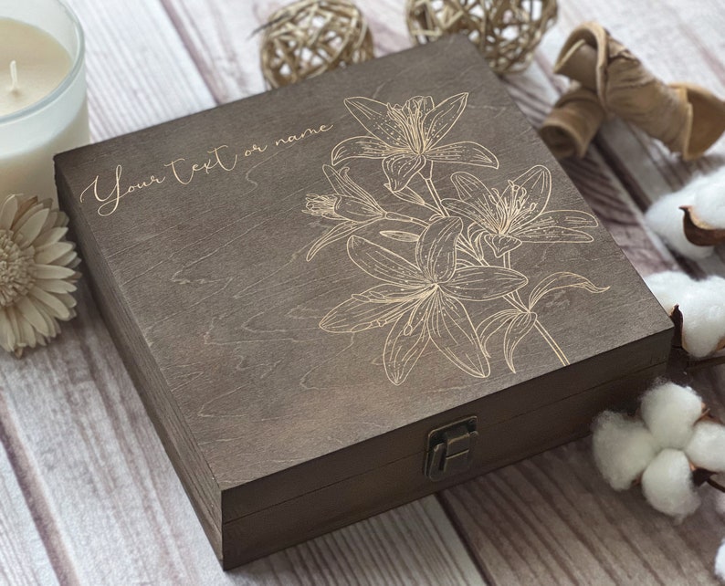 Schönheit Lilie Blume, personalisierte Holzbox für Frauen, Erinnerungsbox, Geschenkbox für Freundin, benutzerdefinierte Boxen, Liebesbox, Andenkenbox Bild 4