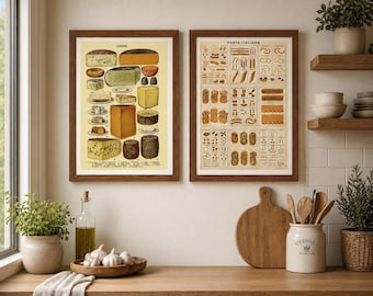 Könnte beinhalten: Zwei gerahmte Küchenposter im Vintage-Stil. Eines zeigt verschiedene Käsesorten, das andere zeigt Pastaformen. Die Drucke sind in Holzrahmen und hängen über einer Holz-Arbeitsplatte mit Küchenutensilien und Pflanzen.