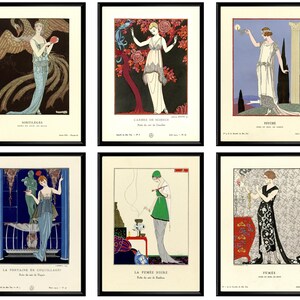 Pu&ograve; includere: Sei stampe artistiche incorniciate con illustrazioni Art D&eacute;co di donne in abiti eleganti. Ogni stampa ha una cornice nera e un titolo in francese. La tavolozza dei colori comprende blu, verdi e crema, con sfondi decorativi.