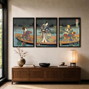 Könnte beinhalten: Ein Triptychon aus gerahmten japanischen Holzschnitten, die Figuren in Booten auf dem Wasser zeigen, in dunklen Blau-, Grün- und Rottönen. Die Kunstwerke zeigen detaillierte traditionelle Kleidung und Landschaftselemente in schwarzen Rahmen.