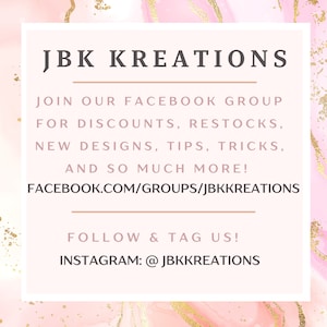 Puede incluir: Gr&aacute;fico rosa y dorado con el texto "JBK KREATIONS" e instrucciones para unirse al grupo de Facebook para obtener descuentos, reabastecimientos, nuevos dise&ntilde;os, consejos, trucos y mucho m&aacute;s. El gr&aacute;fico tambi&eacute;n incluye la URL del grupo de Facebook e instrucciones para seguir y etiquetar la cuenta en Instagram.