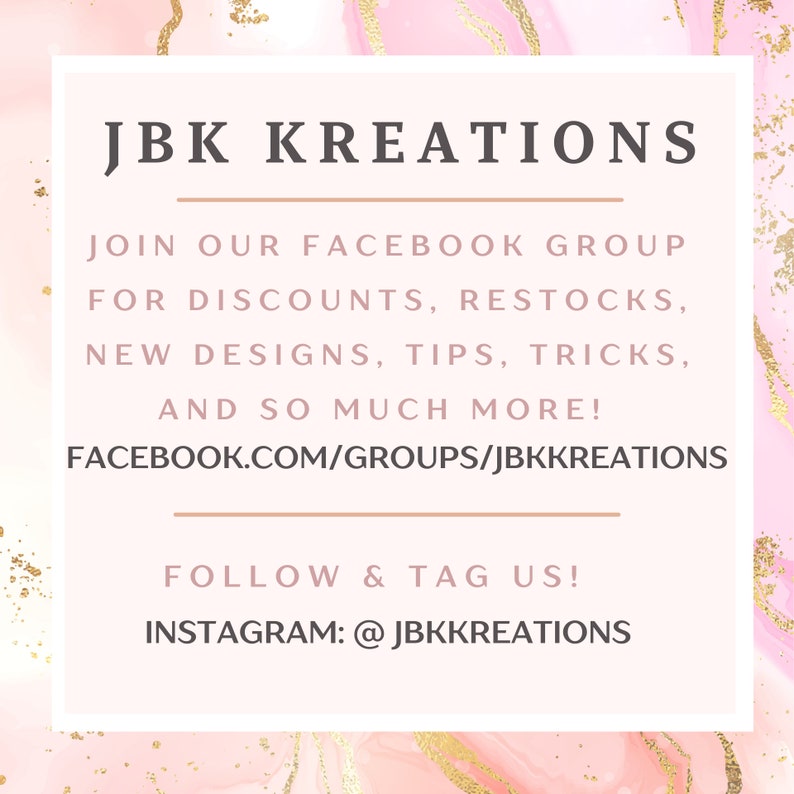 Puede incluir: Gr&aacute;fico rosa y dorado con el texto "JBK KREATIONS" e instrucciones para unirse al grupo de Facebook para obtener descuentos, reabastecimientos, nuevos dise&ntilde;os, consejos, trucos y mucho m&aacute;s. El gr&aacute;fico tambi&eacute;n incluye la URL del grupo de Facebook e instrucciones para seguir y etiquetar la cuenta en Instagram.