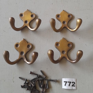 4 Vintage-Stil schwere viktorianische Design Doppel-Kleiderhaken aus Messing in einem gealterten Finish NICHT lackiert oder beschichtet FREE massive Messingschrauben