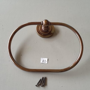 ヴィンテージスタイルの真鍮製スイングバスルームオーバルタオルリングまたはハンガー。エイジング仕上げ。ラッカー塗装なし。真鍮製ネジが無料で付属。