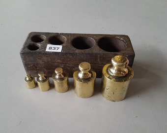 Juego de pesas de latón de época antigua con caja original