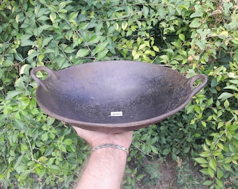 Stara tradycyjna, duża, 13-calowa indonezyjska żeliwna patelnia wok