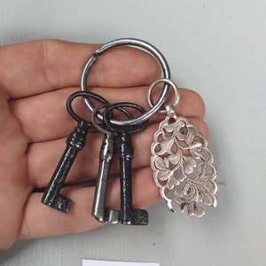 3 piccole chiavi vittoriane vintage su anello in acciaio e 1 portachiavi vintage in rame originali chiavi vintage non riproduzione moderna