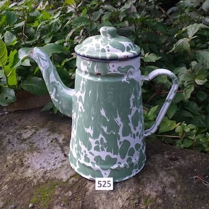 Puede incluir: Tetera de esmalte verde y blanco con un diseño de mármol. La tetera tiene un pico y una manija. El número 525 está escrito en la base de la tetera.