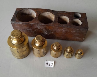 Un fabuloso juego de pesas de latón de época antigua con sellos de fecha y caja de teca original.