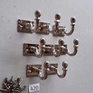 8 Vintage-Stil vernickelte schwere Messingguss viktorianisches Design Kleiderhaken inklusive KOSTENLOS passende Nickelplatte aus massivem Messing