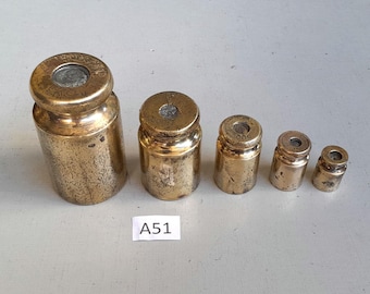 Juego completo de cinco pesas de latón antiguas de principios del siglo XX.