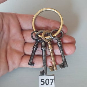 RISERVATO per lvana 4 chiavi vintage 3 chiavi in acciaio e 1 chiave in ottone massiccio su anello in ottone massiccio pesante chiavi vintage originali non riproduzione moderna