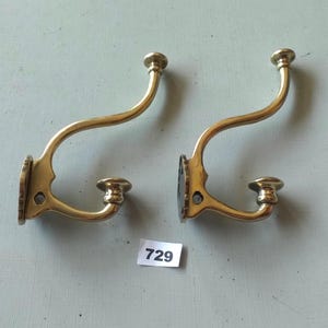 2 ganchos de parede grandes em estilo vintage clássico vitoriano, em latão fundido maciço (sem laca ou revestimento), incluem parafusos de latão maciço GRÁTIS.