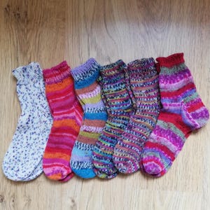 Op de afbeelding: Een set van drie keramische vazen in verschillende hoogtes en vormen. De vazen zijn afgewerkt met een matte witte afwerking, wat een minimalistische esthetiek biedt. De hoogste vaas is ongeveer 25 cm hoog.