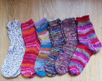 Fröhliche, handgestrickte Socken – Größe 38/39