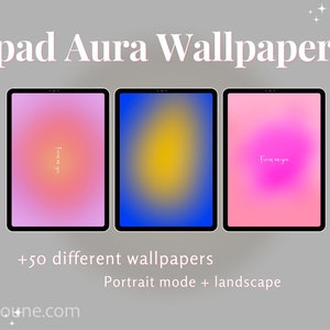 Könnte beinhalten: Drei iPad-Bildschirme zeigen verschiedene Farbverläufe mit dem Text "Focus on you" in Weiß. Die Bildschirme sind horizontal auf einem grauen Hintergrund angeordnet. Der Text "iPad Aura Wallpapers" befindet sich oben im Bild. Der Text "+50 verschiedene Hintergrundbilder" befindet sich unter den Bildschirmen. Der Text "Hochformat + Querformat" befindet sich unter dem Text "+50 verschiedene Hintergrundbilder". Der Text "TheLounge.com" befindet sich unten im Bild.