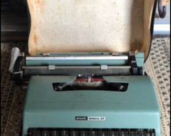 Vintage Olivetti Lettera 32 portable manual typewriter duck-egg blue Carry Case