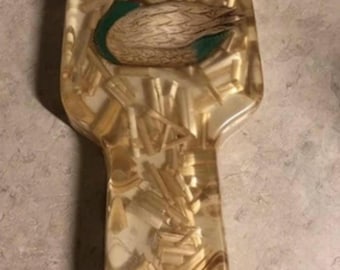 Reposacucharas de acrílico Lucite Mcm de Colorflo, años 70, con paja y pato real encapsulado.