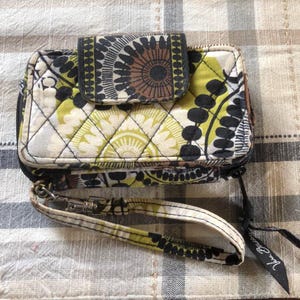 Cartera de muñeca con cremallera Vera Bradley en color musgo de cacao con correa para la muñeca