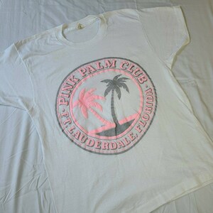 Women's Vintage 80s T-Shirt Pink Palm Club Florida Single Stitch Large *flaw*