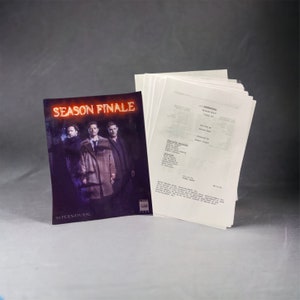 Könnte beinhalten: Ein schwarzes und weißes Drehbuch für die Fernsehserie Supernatural, Staffel-Finale, mit dem Titel "Season Finale" in Rot und dem Logo der Serie. Das Drehbuch trägt den Titel "All Hell Breaks Loose - Part Two".