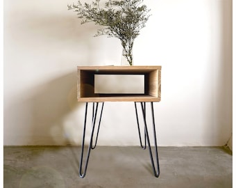 Table de chevet en bois | Table de chevet | Table d'appoint | Iwaki | Pieds en épingle à cheveux en fer - Fait main avec du bois massif - Parfait pour la chambre à coucher