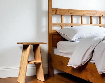 Comodino in legno massello fatto a mano: finitura "O A K". ENA