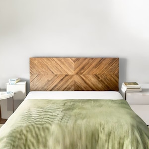 Testiera del letto in legno realizzata a mano: design a mosaico sostenibile. MOSAICO