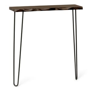 Peut inclure: Petite console marron foncé avec un dessus à bord brut. La table a trois pieds noirs en épingle à cheveux. La table est en bois et en métal. La table mesure environ 76 cm de long.