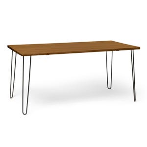 Può includere: Un tavolo rettangolare in legno con finitura marrone chiaro. Il tavolo ha quattro gambe nere a forcina. Il tavolo è posto su uno sfondo bianco. Il tavolo è un design semplice e moderno.