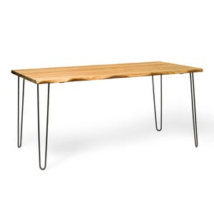 Può includere: Un tavolo rettangolare in legno con finitura in legno naturale e bordo vivo. Il tavolo ha gambe nere a forcina. Il tavolo misura circa 152 cm di lunghezza, 76 cm di larghezza e 76 cm di altezza.