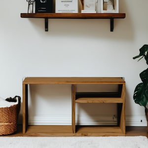 "Handgefertigtes Bücherregal aus Holz - "D A R K" Finish - Rustikales Regal. Teshio