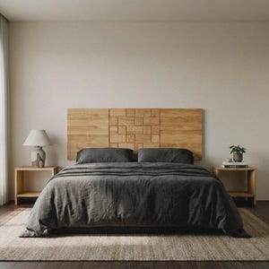 Könnte beinhalten: Ein Bett mit einem hellbraunen Holzkopfteil, das in der Mitte ein Gitter aus quadratischen Paneelen aufweist. Das Bett ist mit einer dunkelgrauen Bettdecke und Kissen bezogen. Zwei passende hellbraune Nachttische flankieren das Bett.