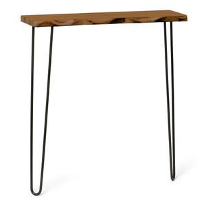 Peut inclure: Petite console en bois naturel avec un plateau à bord brut. Le meuble est soutenu par des pieds noirs en épingle à cheveux. Le plateau en bois mesure environ 122 cm de long et 30 cm de large.
