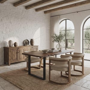 Pode incluir: Uma mesa de jantar retangular de madeira com borda natural e pernas de metal preto, rodeada por quatro cadeiras de madeira curvas com assentos estofados em bege. Um vaso de vidro com ramos verdes está sobre a mesa perto de um aparador de madeira.