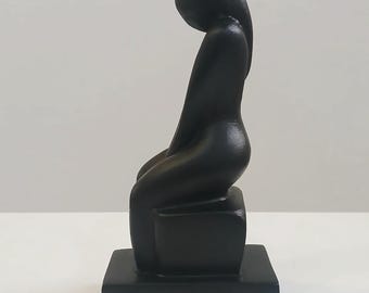 La Modelo – Figura femenina abstracta sentada / Escultura minimalista negra / Arte griego moderno de gReplicas