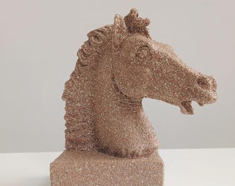Escultura de cabeza de caballo – Figura con textura arenosa (15 cm / 5,9 pulgadas) / Estatua de animal de alabastro / Arte rústico minimalista / Hecha a mano por gReplicas