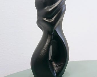 Escultura abstracta de abrazo de alabastro: figura minimalista hecha a mano por gReplicas