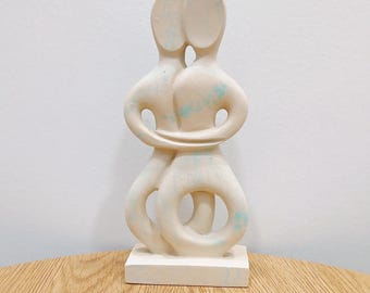 Escultura de alabastro cicládico en menta: figura abstracta de ídolo griego.